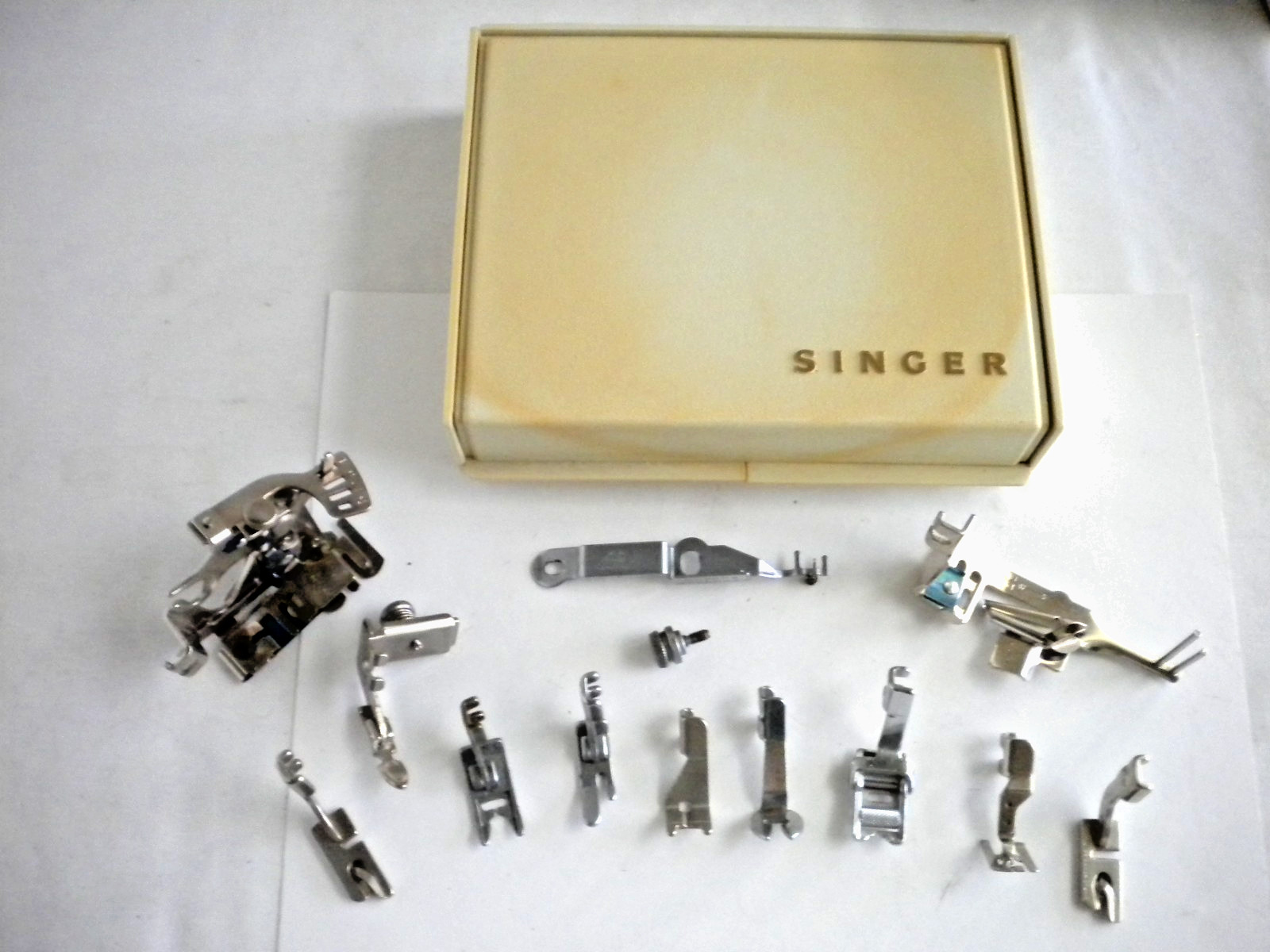 Vintage Singer Accessory Box w/11 Slant Shank Presser Feet for 300 to 700 Series