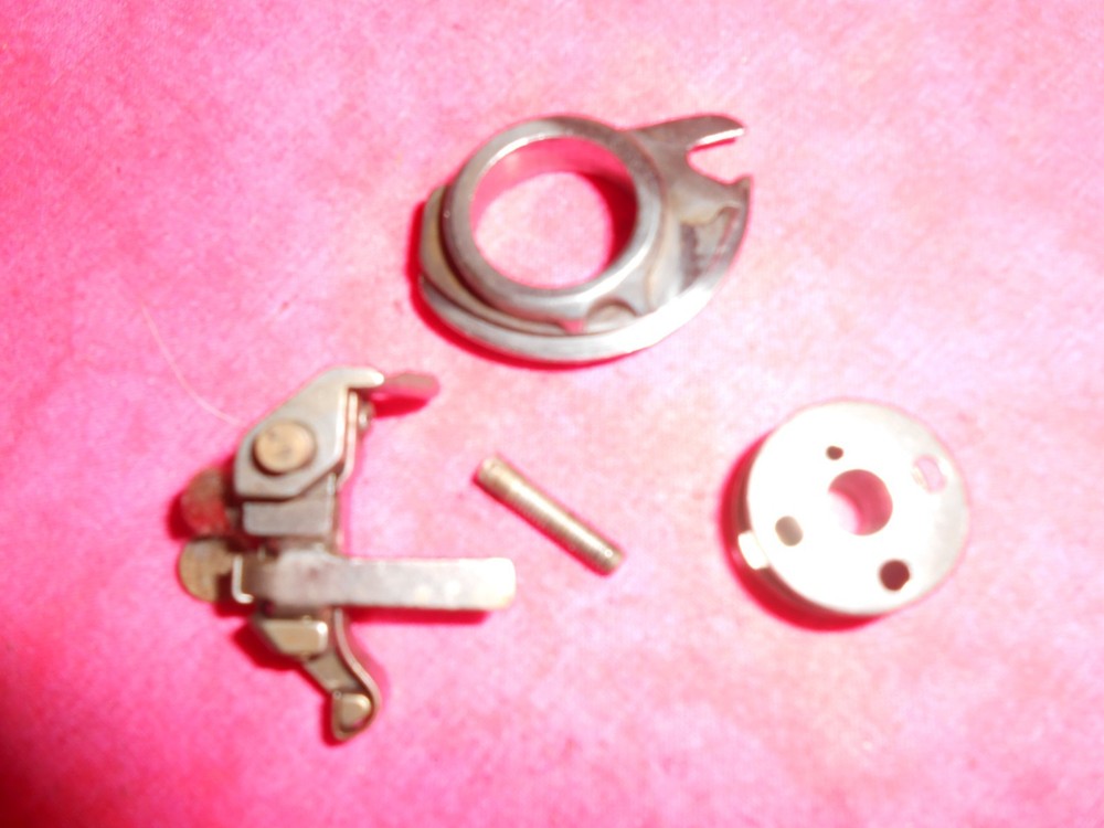 0RIGINAL Singer Sewing Machine 66 Bobbin Case 32590 & Bobbin Ejector and Bobbin