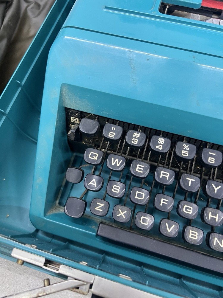 Teal Olivetti Studio 45 Elite Typewriter with Teal Case