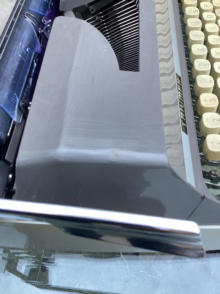 TRIUMPH GABRIELE 35 TYPEWRITER. CURSIVE TYPEFACE. GERMANY 1972