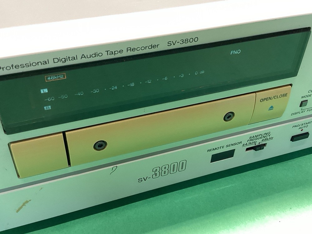 Panasonic SV-3800 Pro Digital Audio Tape DAT Recorder Deck POWERS ON - UNTESTED
