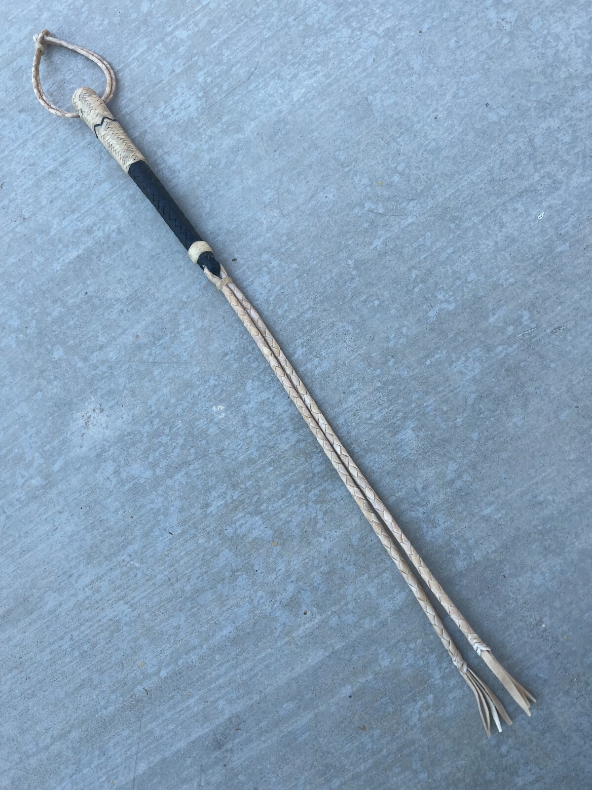 SET OF RAWHIDE REINS AND HORSE QUIRT, SET DE CUARTA CHARRA Y RIENDAS DE CUERO