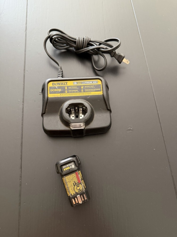 DEWALT DCF682 8V MAX Screwdriver + Battery & Charger