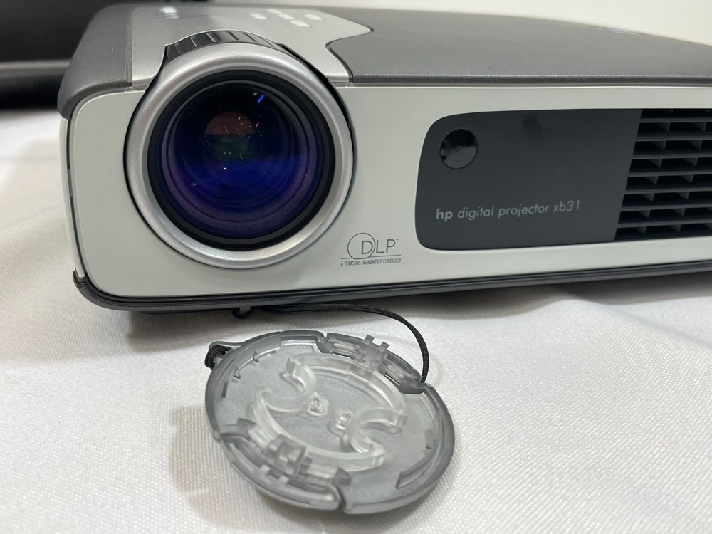 HP Digital Projector XB31 DLP w/ Case, Remote, & Accessories COMPLETE