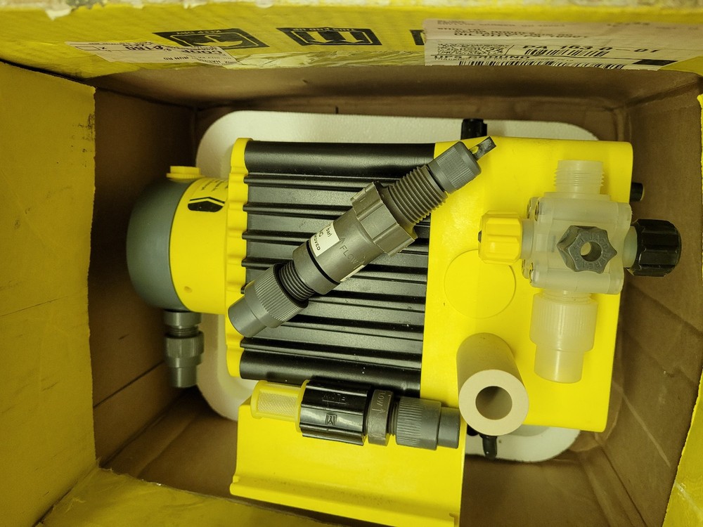 LMI MILTON ROY D721-72S ELECTRONICALLY CONTROLLED LIQUID METERING PUMP *NEW*