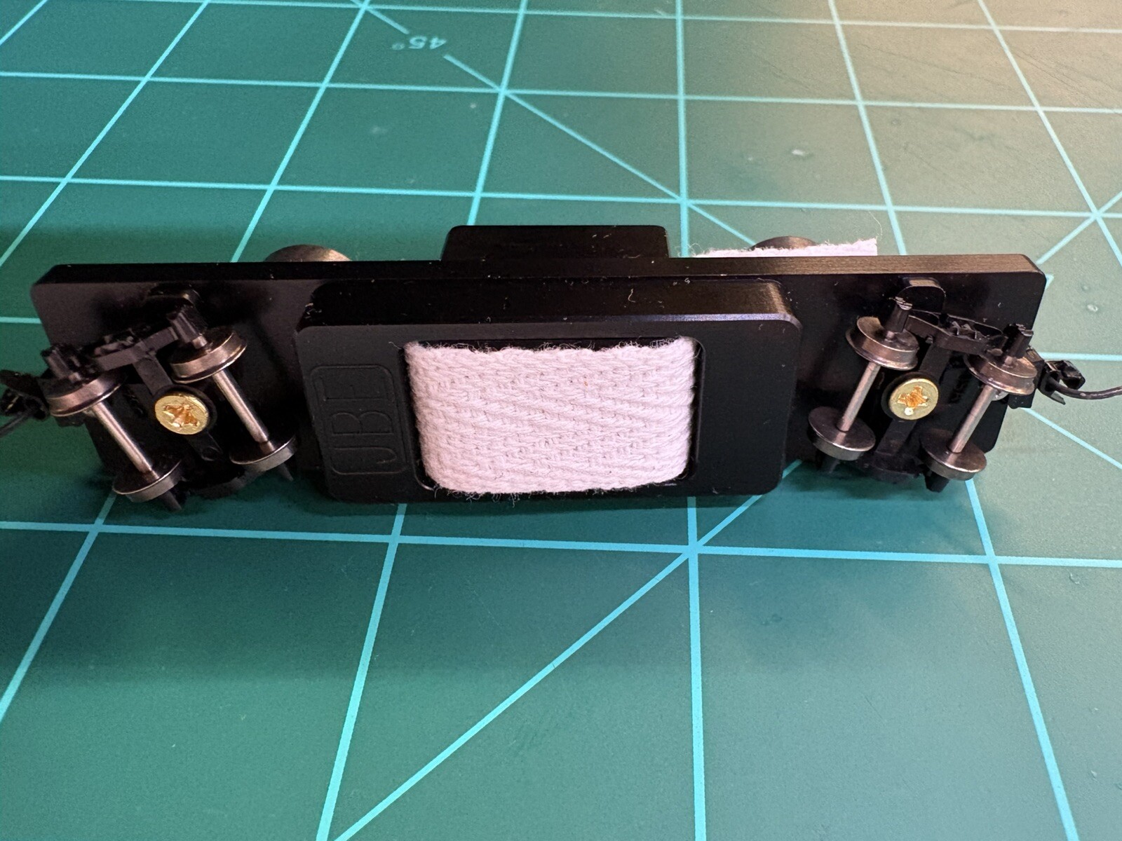 N-scale track cleaning car