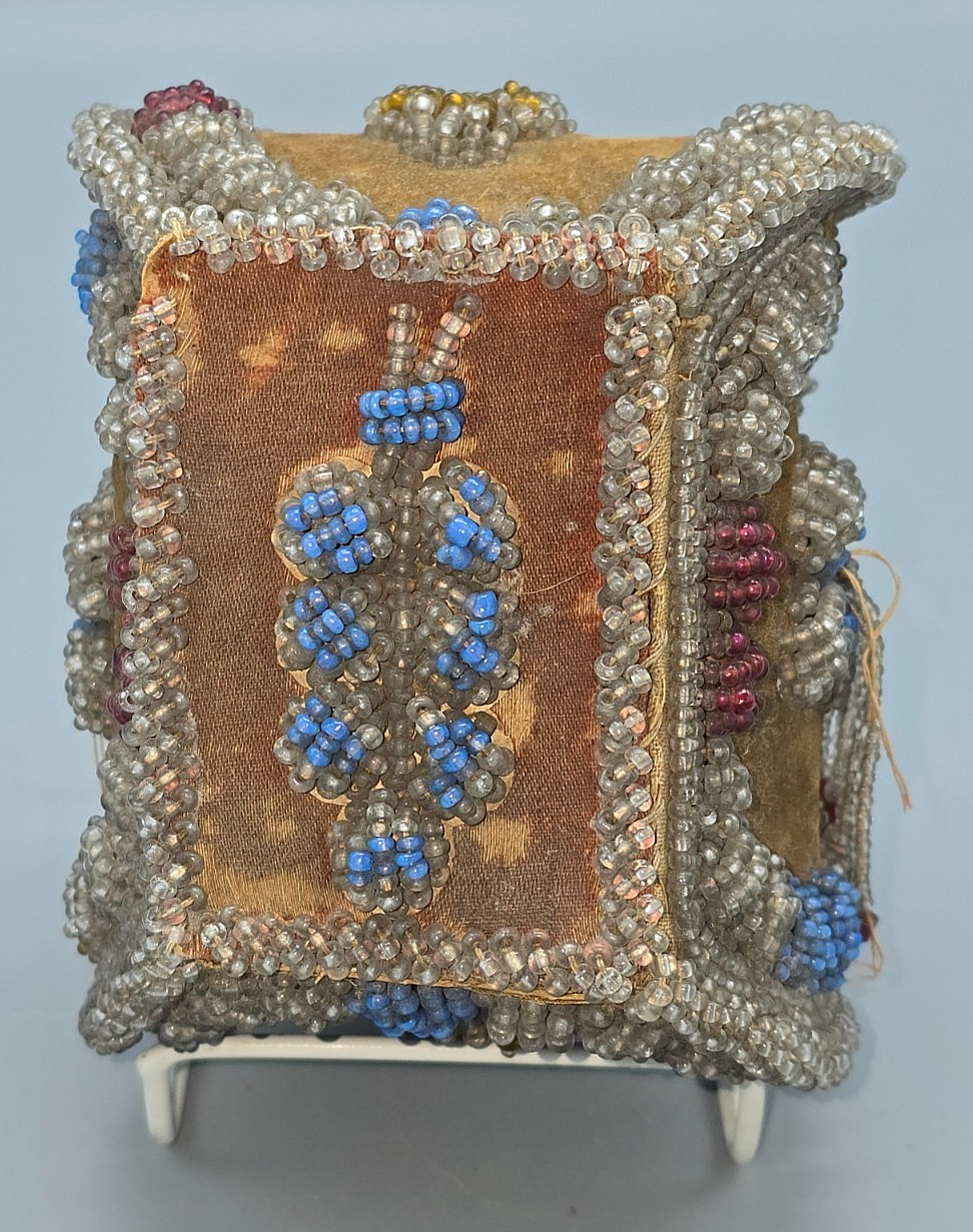 Antique Iroquois Nation 5x4.5" BEADED JEWELRY / SEWING / TRINKET BOX, flap door