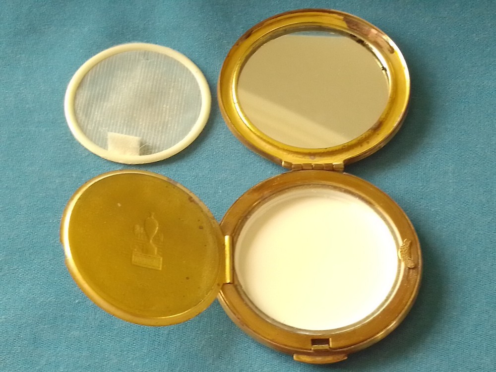 Perfumery. Powder Box Сompact. USSR 1960s.