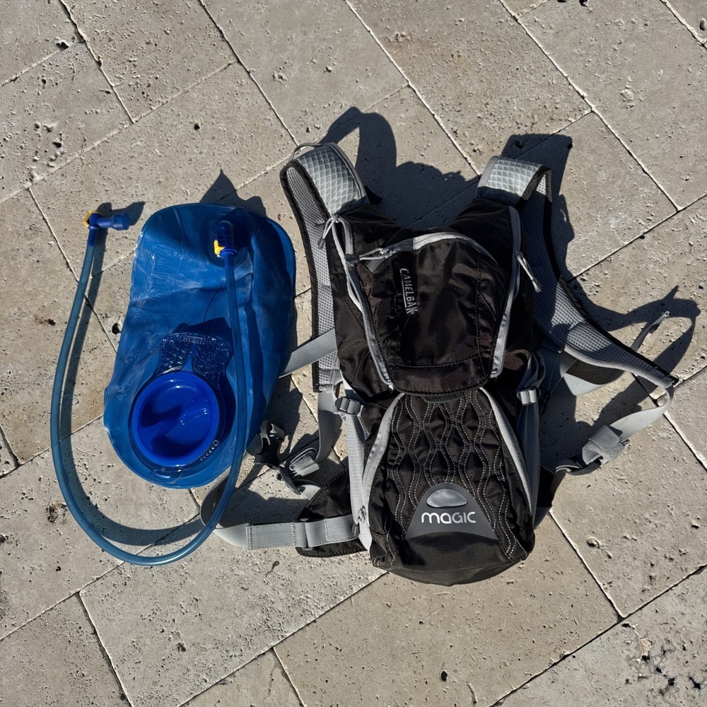 Black CAMELBAK magic Hydration  Back Pack w/  Blue 2 Liter/70oz Bladder XV