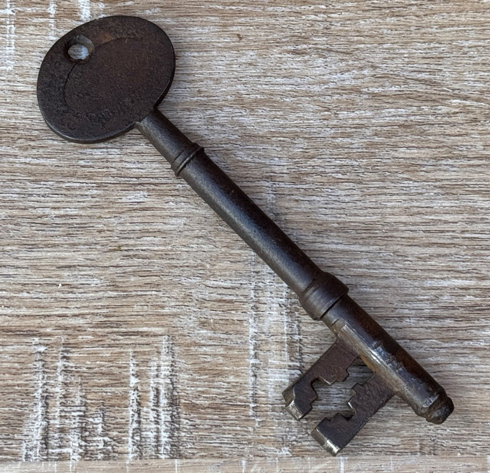 ANTIQUE METAL KEY LARGE