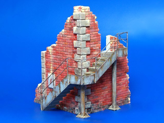 Plus Model 1/35 Factory Corner Section with Steps Stairs on Metal Risers 197