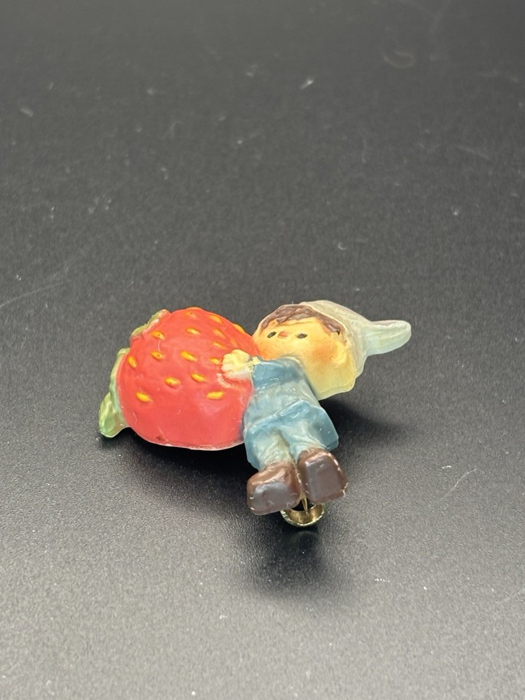 HALLMARK Decorative LAPEL PIN Brooch 1970's "PIXIE Holding Strawberry" Button