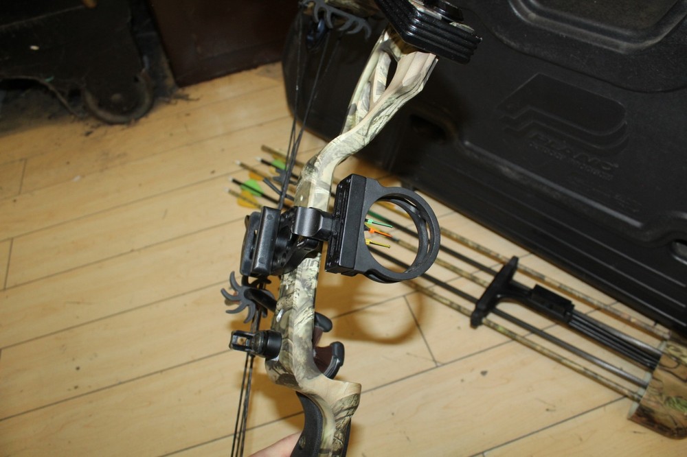 PSE Archery Stinger Compound Bow w/ case and arrows
