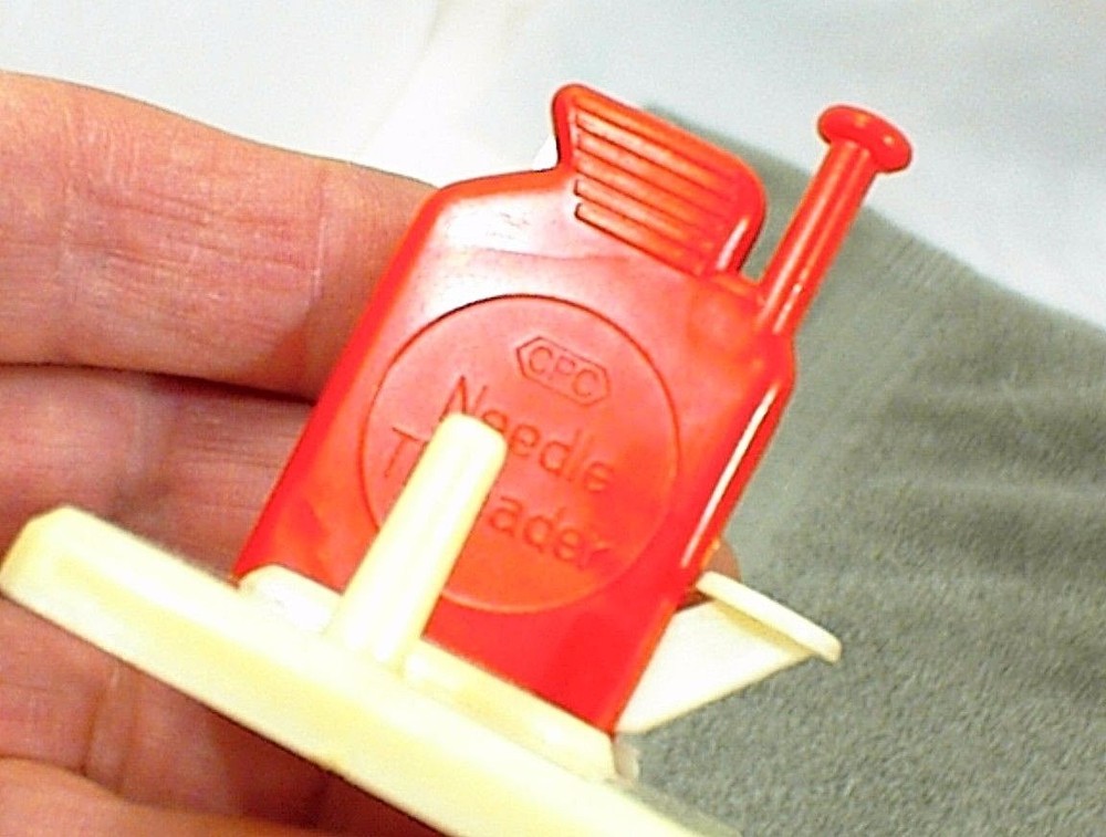 VINTAGE AUTOMATIC NEEDLE THREADER WITH CUTTER IN ORIGINAL BOX CPC