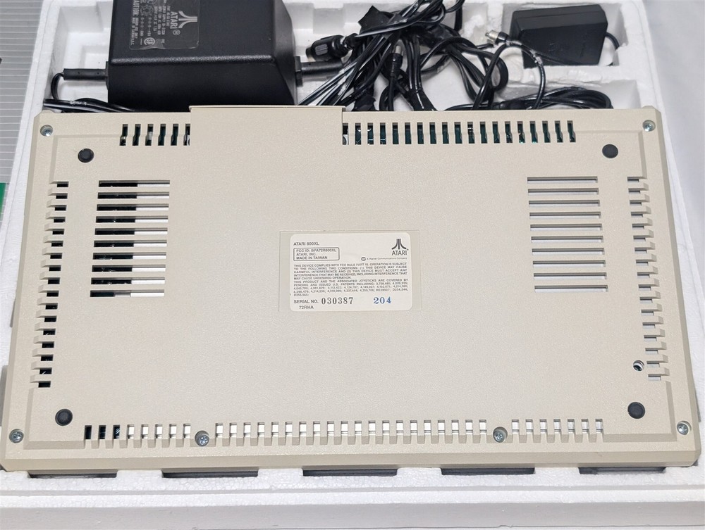 VTG Atari 800XL Home computer with Original Box & Manual - SUPER NICE!