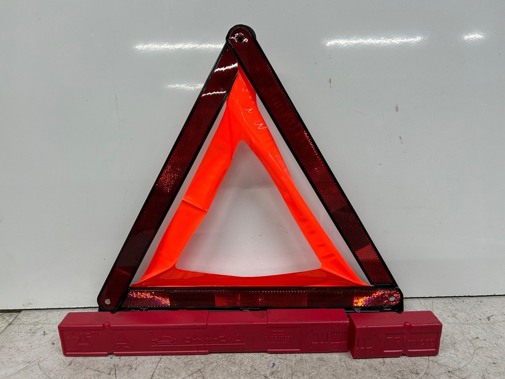 AUDI A3 8V 2013- EMERGENCE BREAKDOWN WARNING HAZARD TRIANGLE 8K0860251