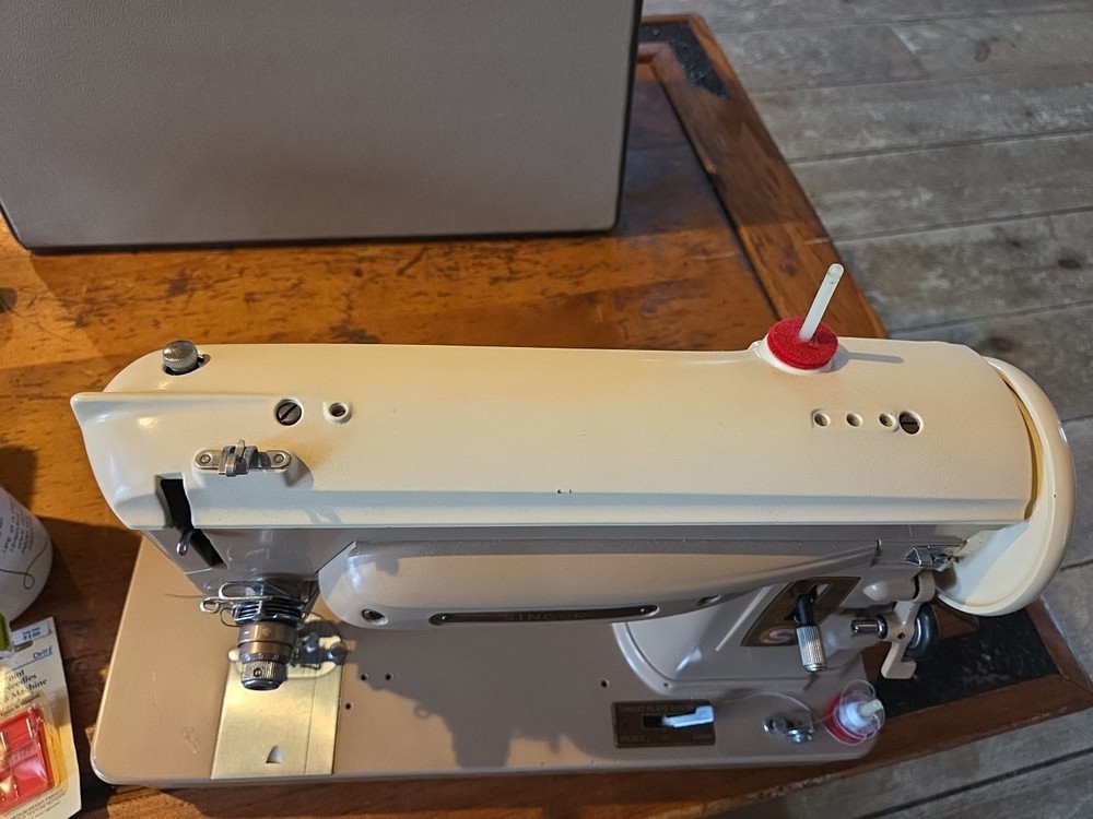 Vintage Singer Sewing Machine w/Case Foot Peddle
