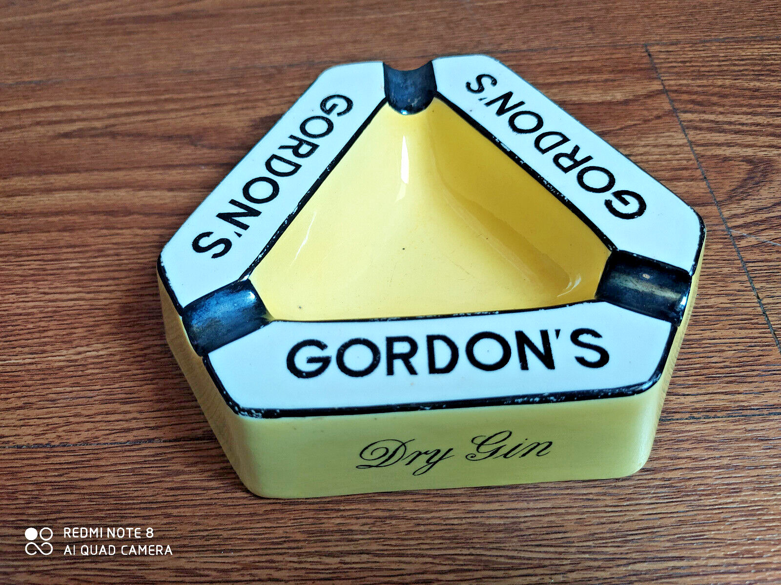 Rare vintage GORDON'S DRY GIN advertising ashtray of 70's made in England.