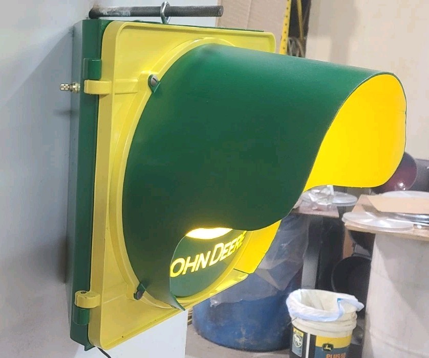 JOHN DEERE 12 INCH SHOP LIGHT