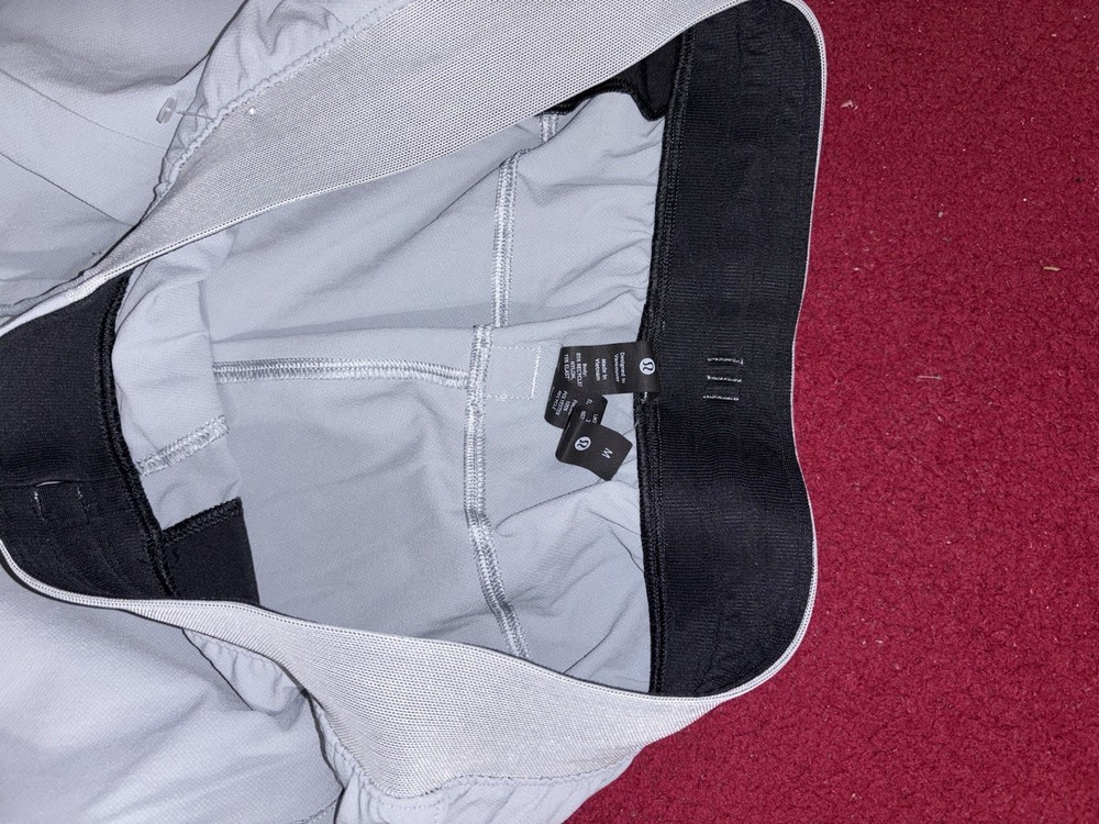 Lululemon Light Gray Athletic Shorts Men’s M Drawstring Pockets Polyester