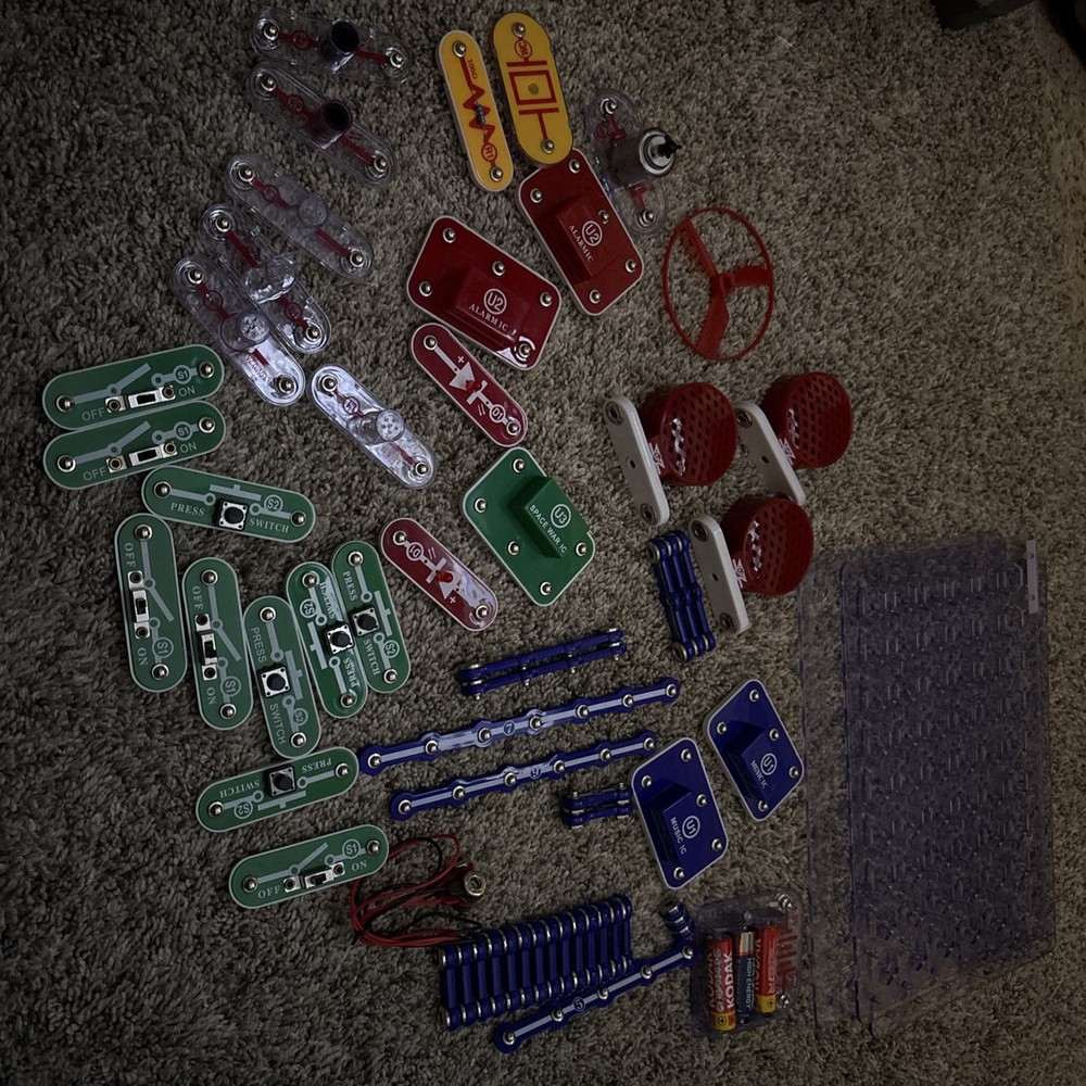 Snap Circuits Electric Projects Lots Of Pieces