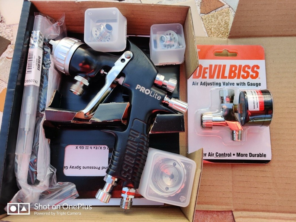 Devilbiss Prolite Pressure Feed Spray Gun & 2 QT Pot, Hose & LED