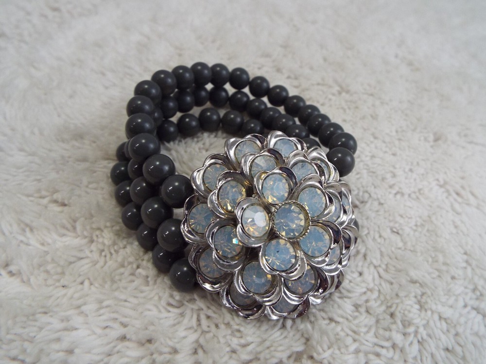 Gray bead Faux Rhinestone Flower Stretch Bracelet (F37)