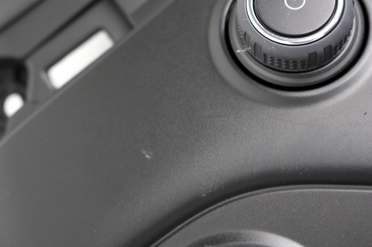 OEM Silverado 2500, 3500 Control Panel & Screen 84746880 - Surface Scratches