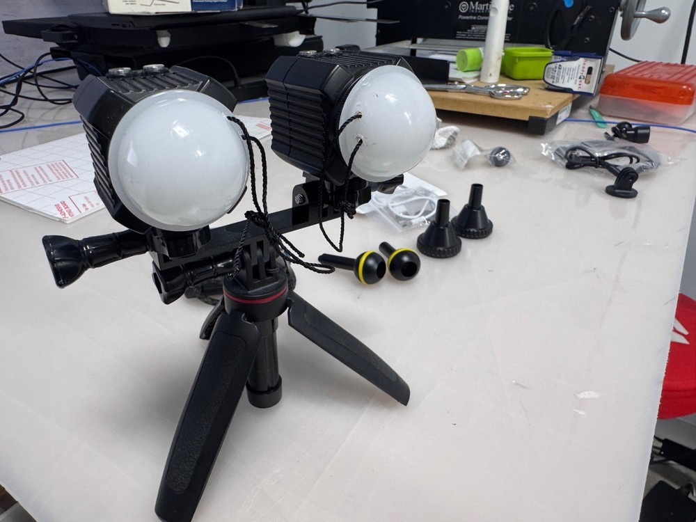 SL-19 Underwater Lights Quantity 2! Includes 3 tripods!