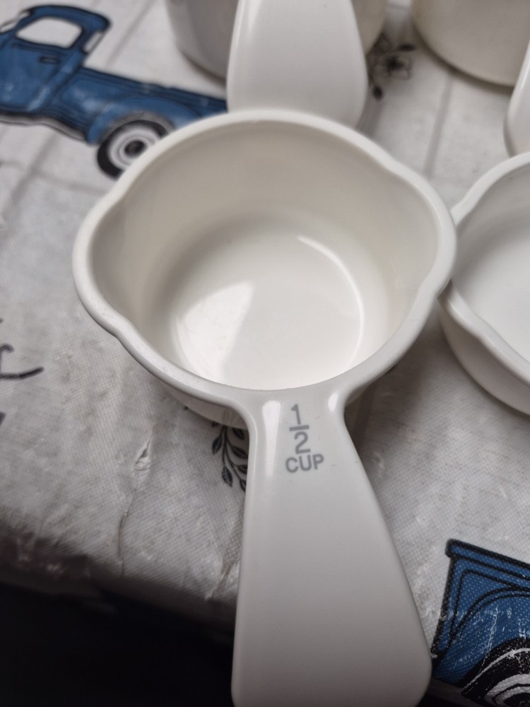 Set of 6 Tupperware Measuring Cups Stackable Curved Handle Double Spouts White