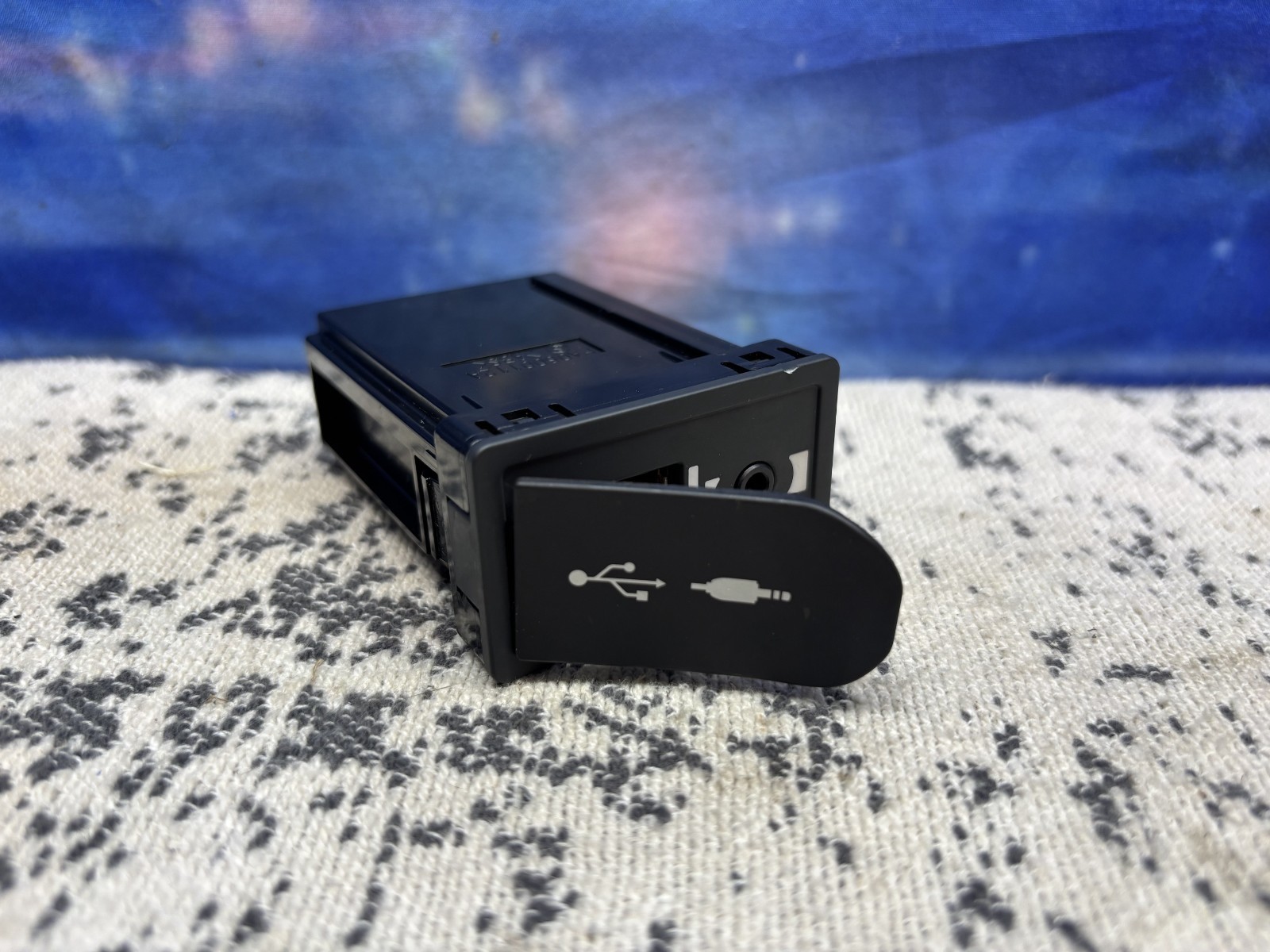 2014-2020 LEXUS IS200T IS350 AUXILIARY AUX USB ADAPTER PORT OEM 86190-53051