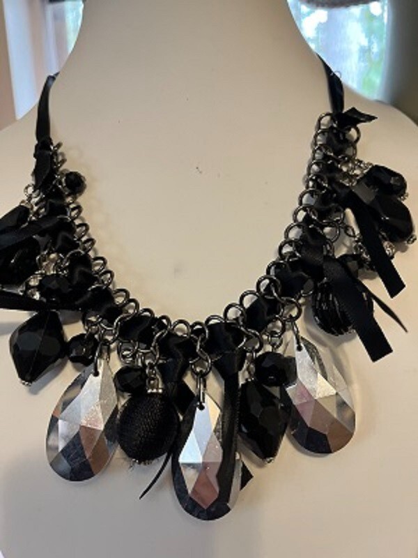 ERICA LYONS ~ Beautiful Statement Necklace (B10)