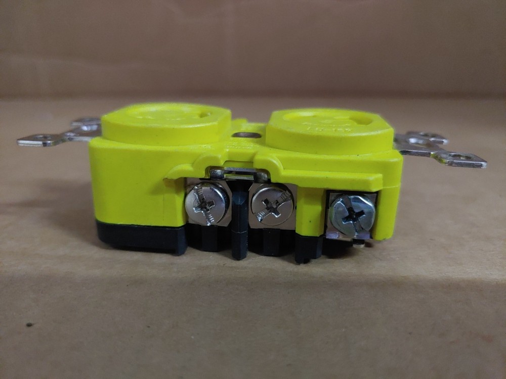 MARINCO *NEW* 15 AMP LOCKING DUPLEX RECEPTACLE #4700CR