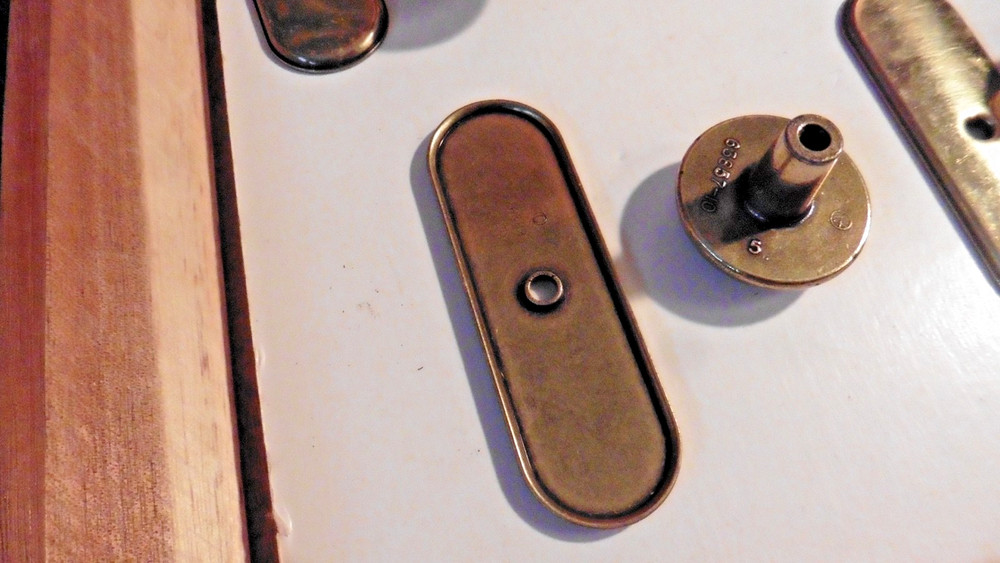 Vtg Set of 4 Brass Drawer Knobs Pulls w/ White Ceramic Insert & Brass Back Plate
