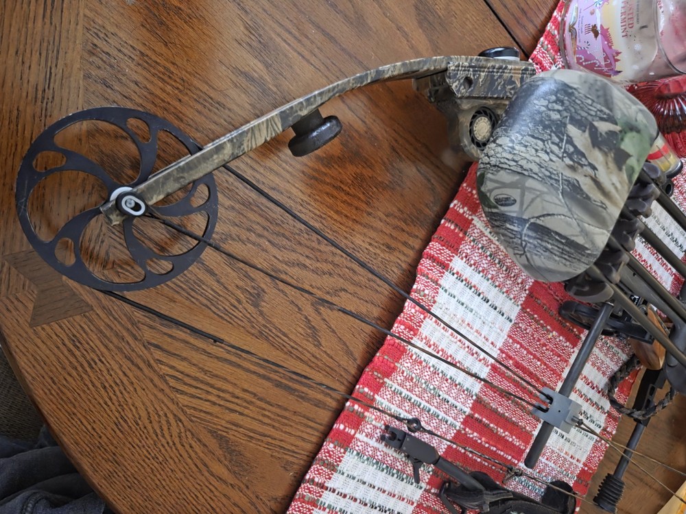 Matthews Q2 Compound Bow. Solo Cam Real Tree Color