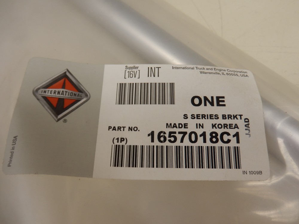 TWO (2) PACK GENUINE INTERNATIONAL 1657018C1 UPPER MIRROR BRACKET