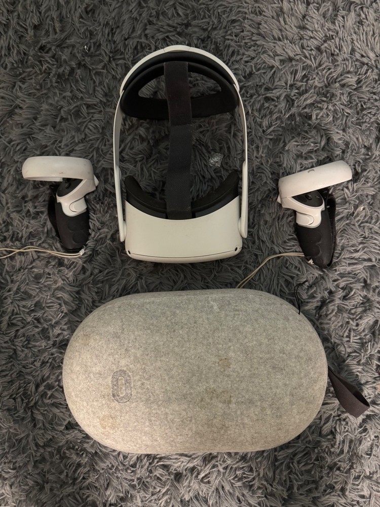 White oculus quest 2 with head strap & the oculus carrying case