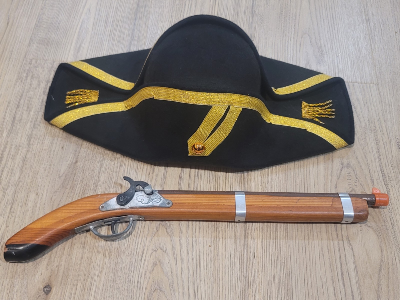 Vintage Parris Flintlock Style Cap Guns Toy Pistol Savannah TN w/ Napoleon Hat