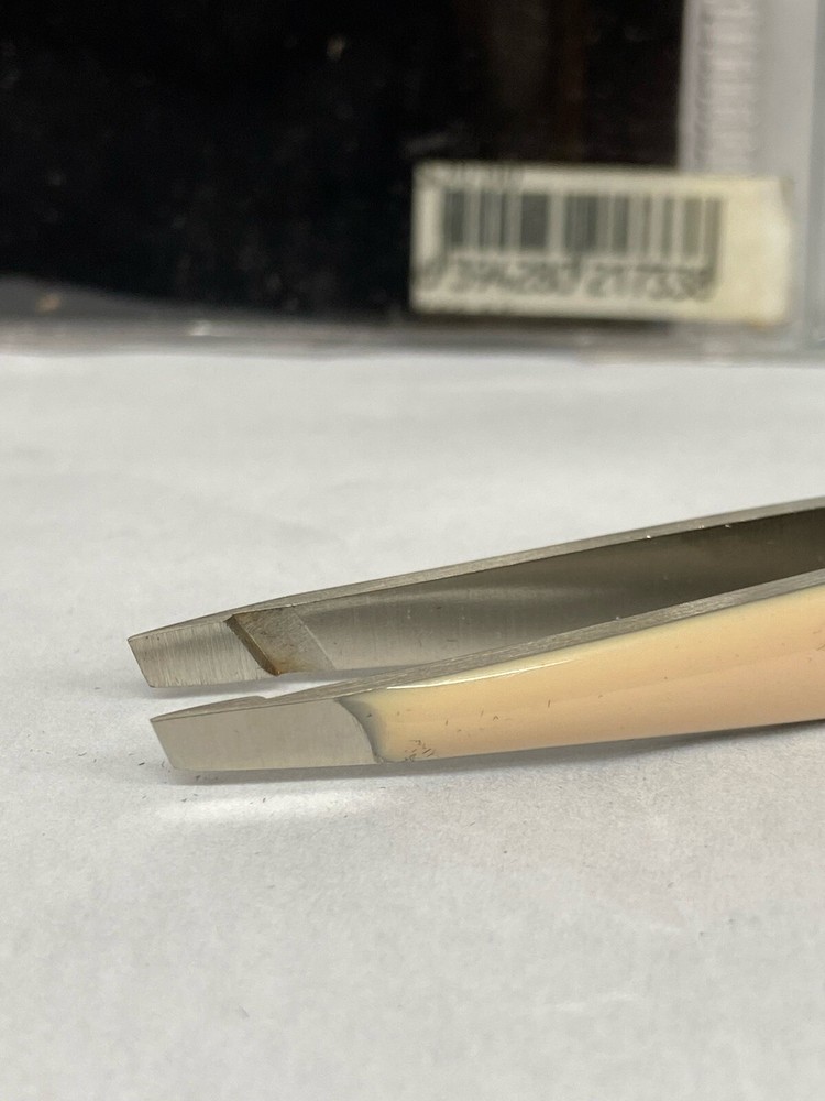 URBAN ESSENTIALS TWEEZERS