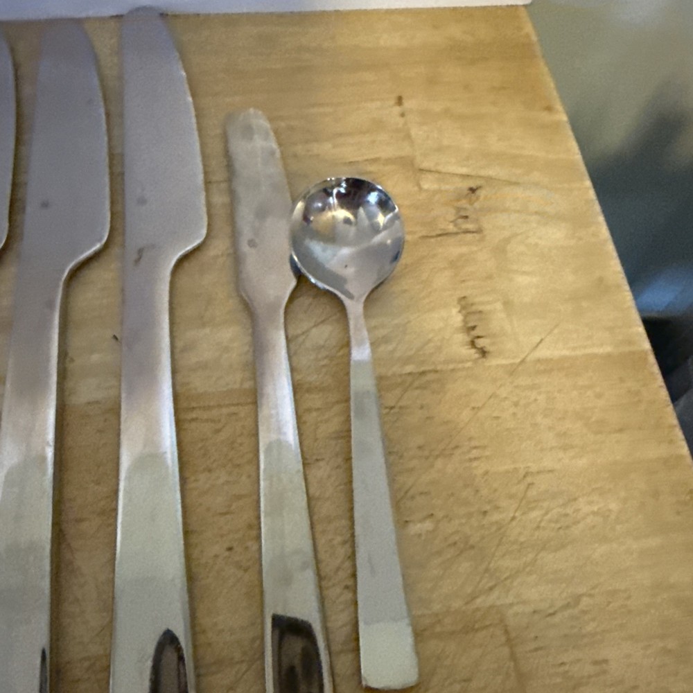 58 PC. GOURMET SETTINGS CAMI PATTERN GLOSSY STAINLESS FLATWARE SET.