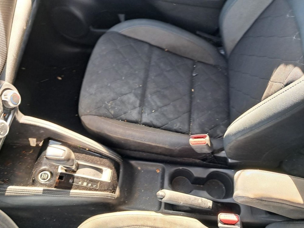 KICKS 2019 Glove Box 4824483