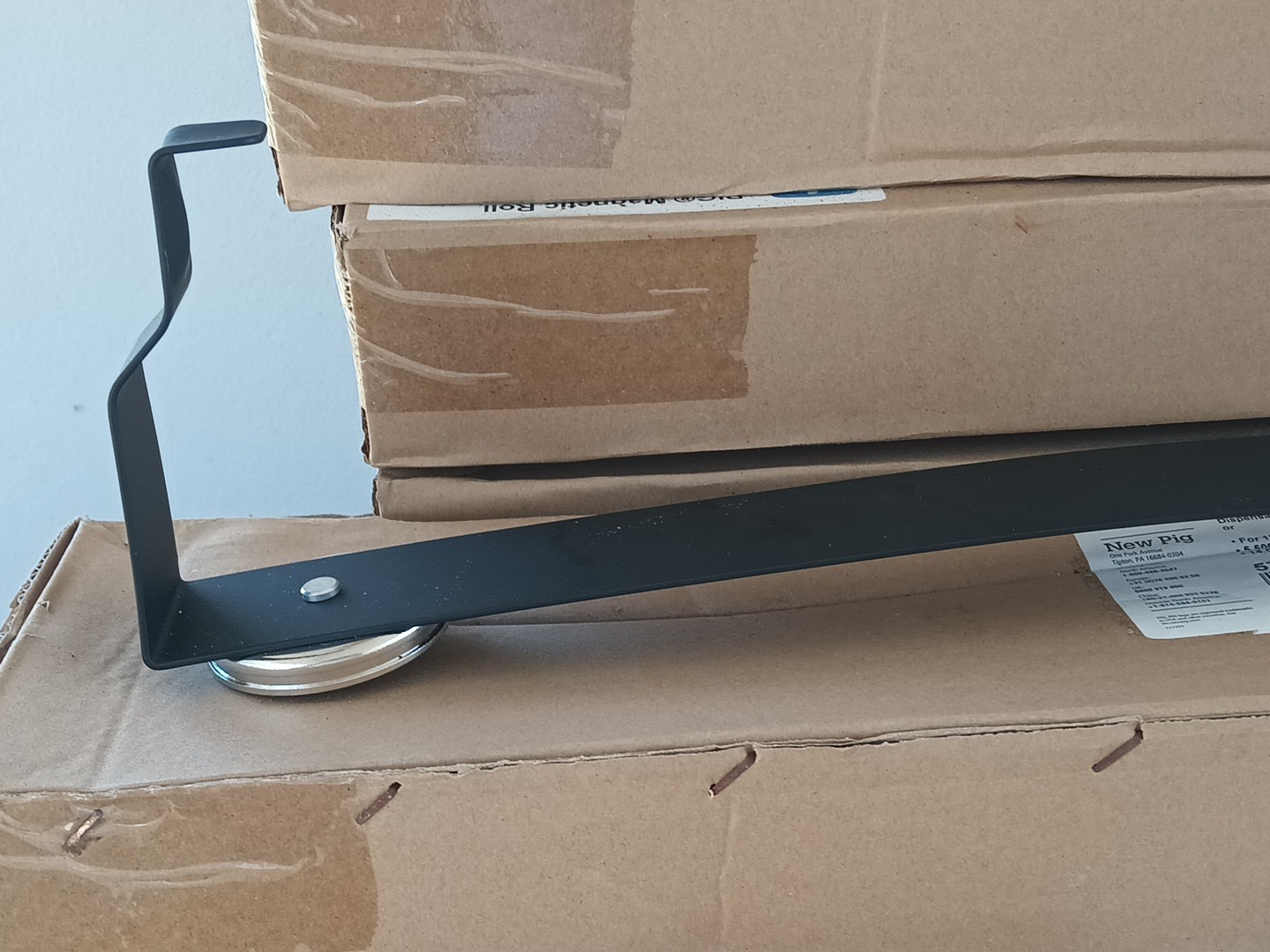 New Pig Corporation 57701 PIG Magnetic Roll Holder **FREE SHIPPING!!**