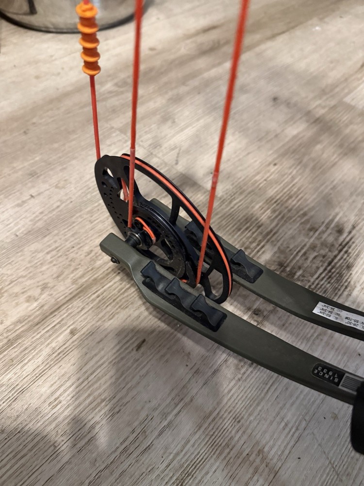 Bear Archery Escalate 70lbs Rt hand