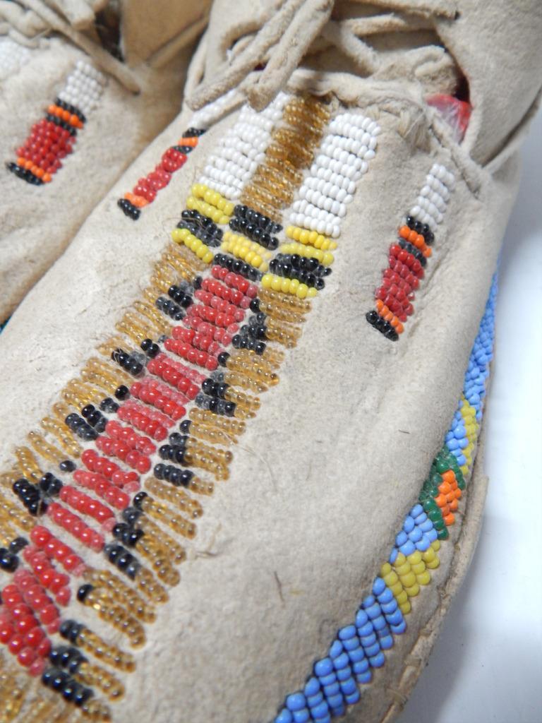 ANTIQUE / VINTAGE ARAPAHO INDIAN BEADED BRAIN TANNED MOCCASINS