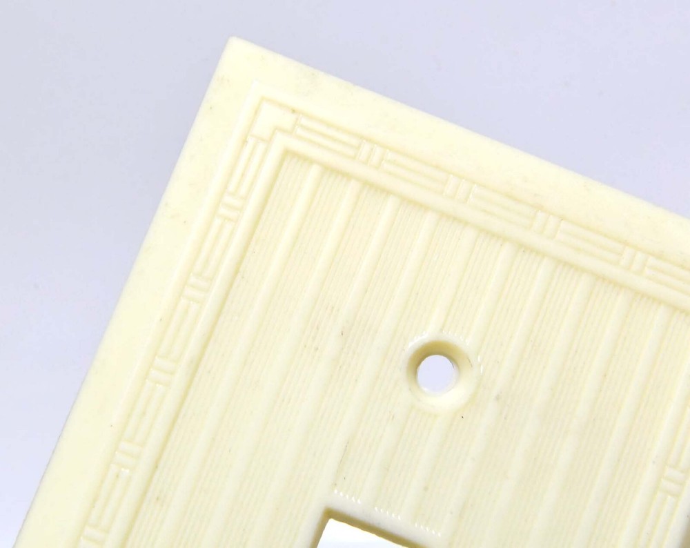 VINTAGE BRYANT IVORY BAKELITE / PLASTIC SINGLE TOGGLE LIGHT SWITCH PLATE NOS