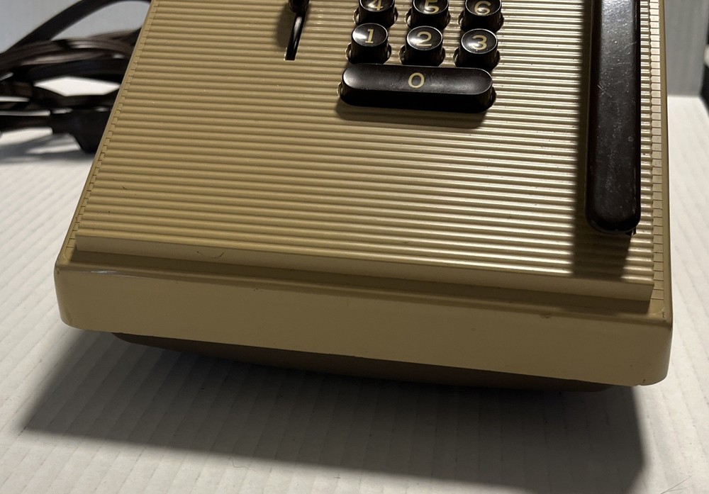 Vintage Victor 782552 10 Key Adding Machine. Power tested