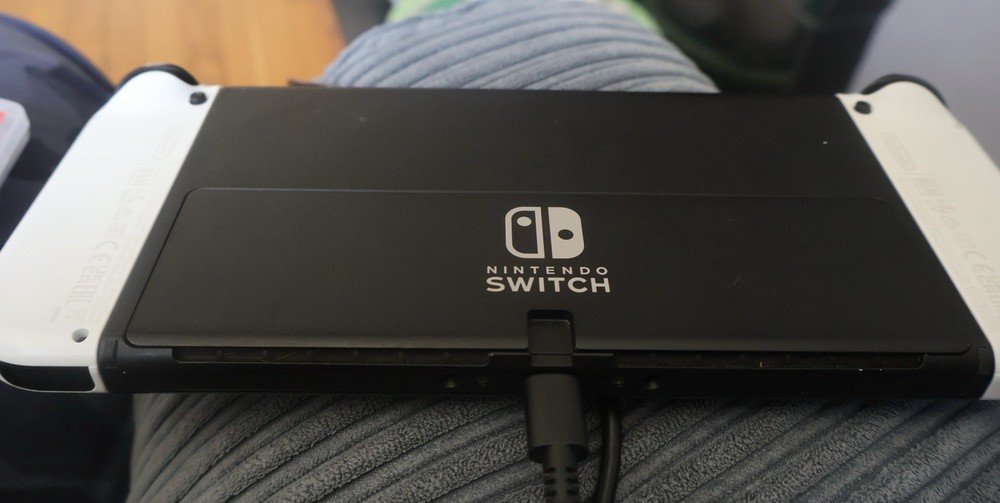 USED WHITE OLED SWITCH + 128GB SD CARD + NITRODECK