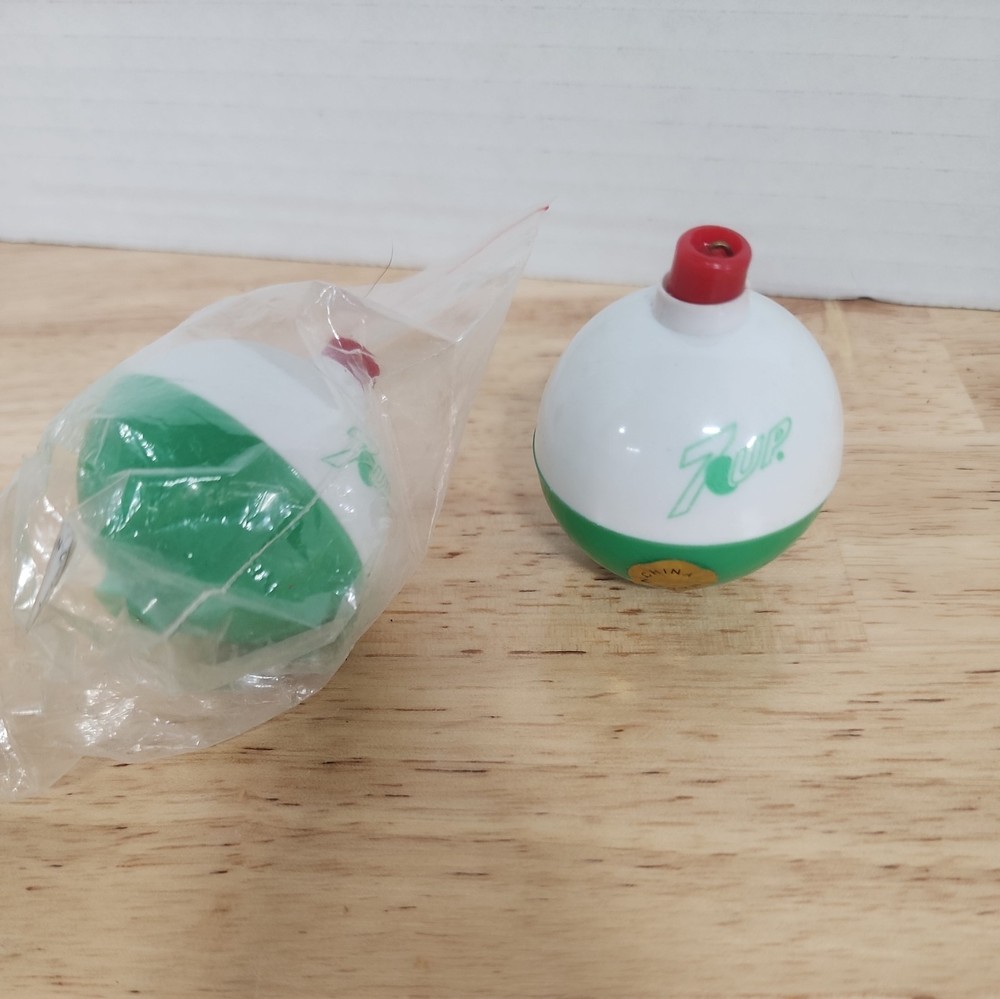 Vintage 7up  2 Bobbers Good Condition
