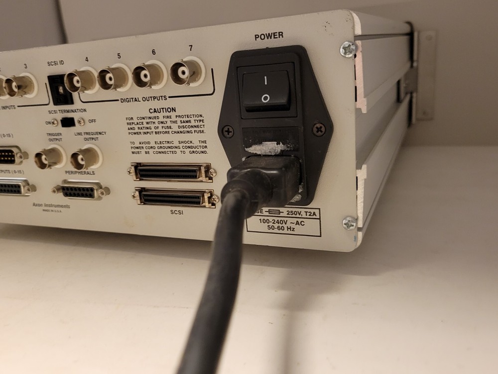 Axon Instruments Digidata 1322A 16-Bit Data Acquistion System-Powers On