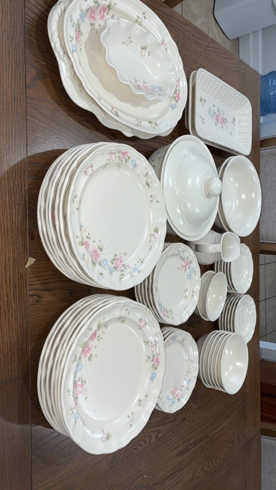 Vintage Pfaltzgraff Tea Rose 54-Piece Dinnerware Set